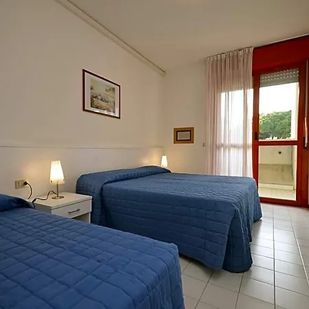Urano With A Family Bedroom For 4 People And Private Locked Garage Apartament Bibione