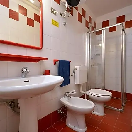 Urano With A Family Bedroom For 4 People And Private Locked Garage Apartament
